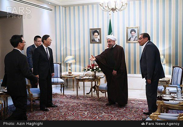 عکس/ تعارف روحانی به مقام چینی