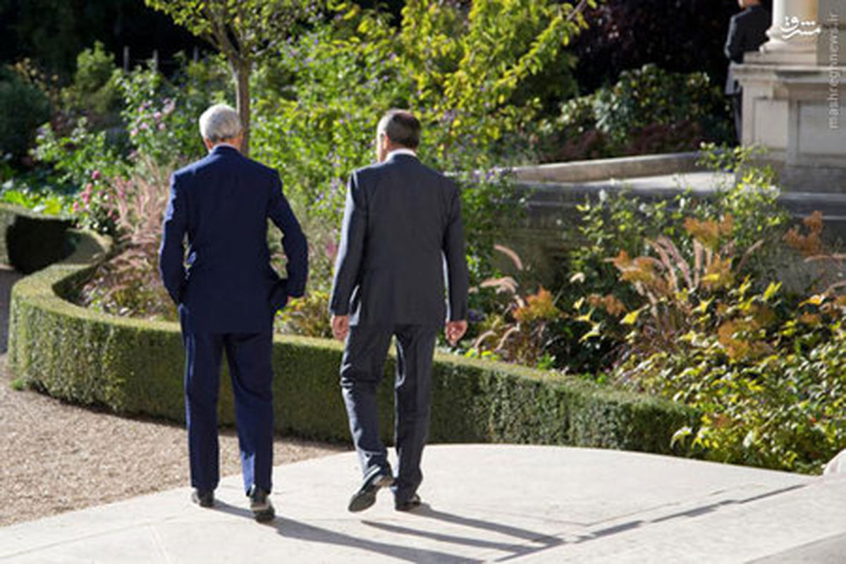 عکس/ مذاکره خصوصی کری و لاوروف در باغ
