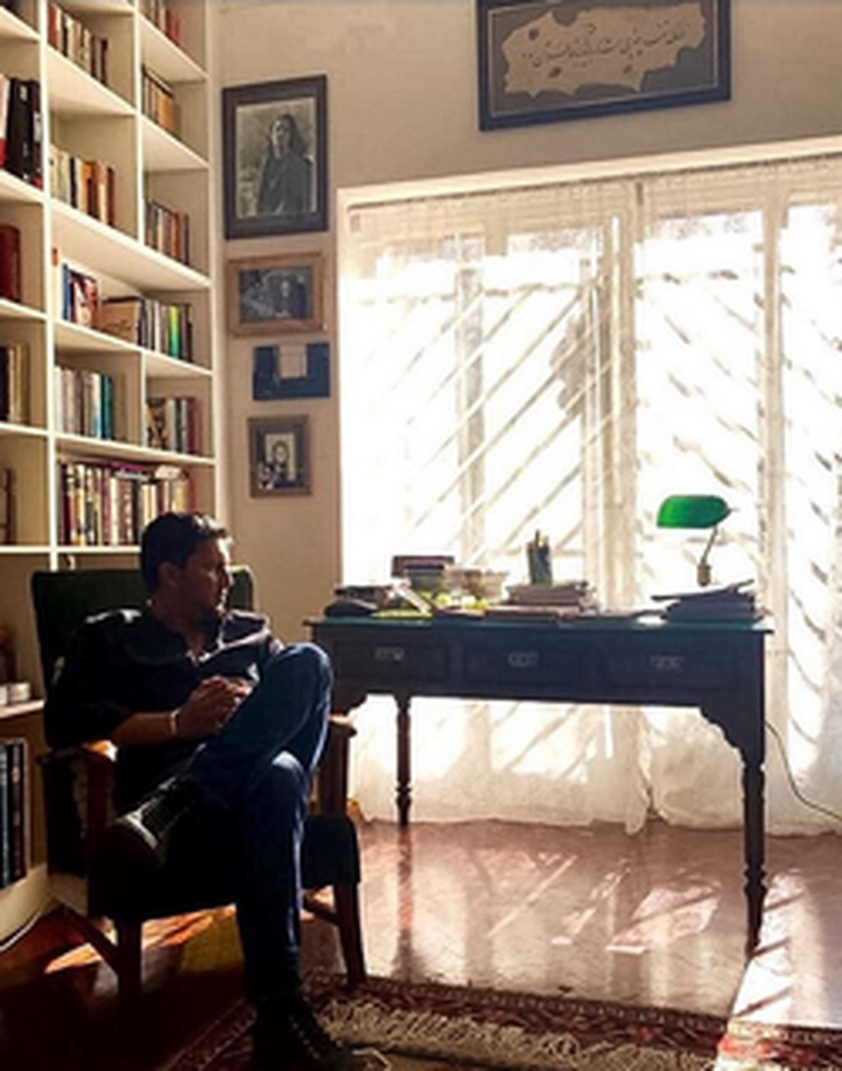 عکس بدون تاریخ «حامد بهداد» در اتاق پدرش