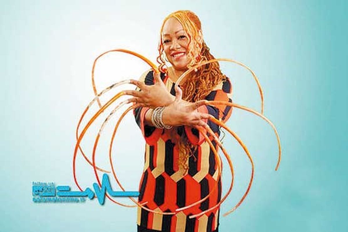 زنی با ناخن‌های بسیار بلند  +عکس