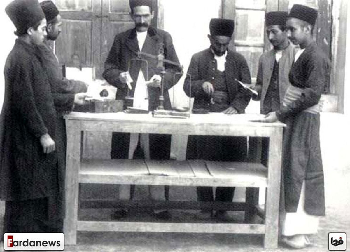 کارمندان اداره پست زمان قاجار/عکس