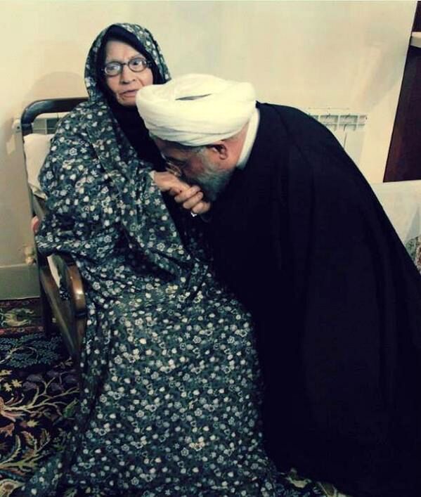 عکس/روحانی دست مادرش را بوسید
