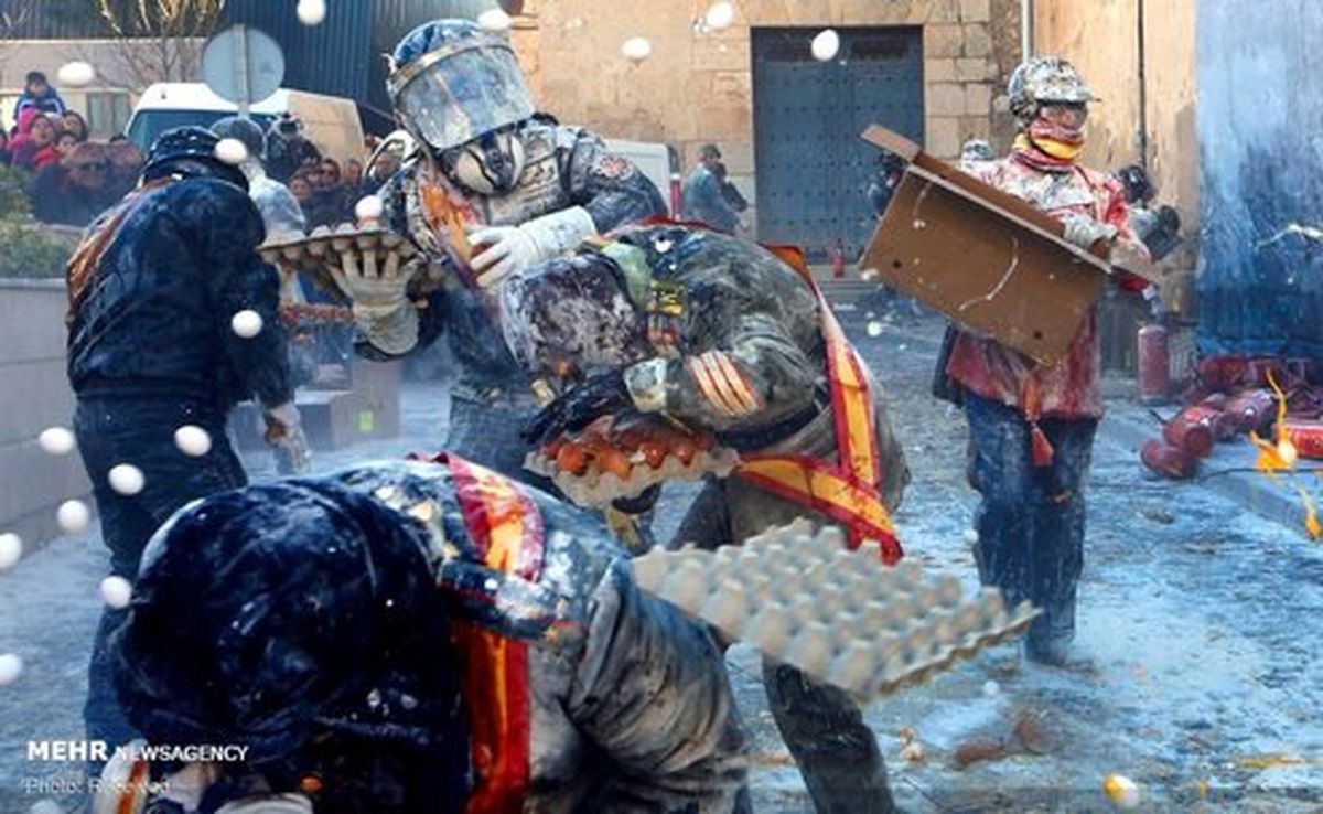 تصاویر: جنگ آرد و تخم مرغ در اسپانیا