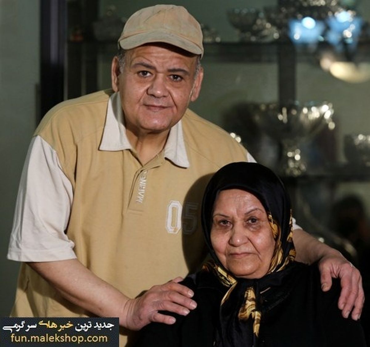 اکبر عبدی در کنار مادرش