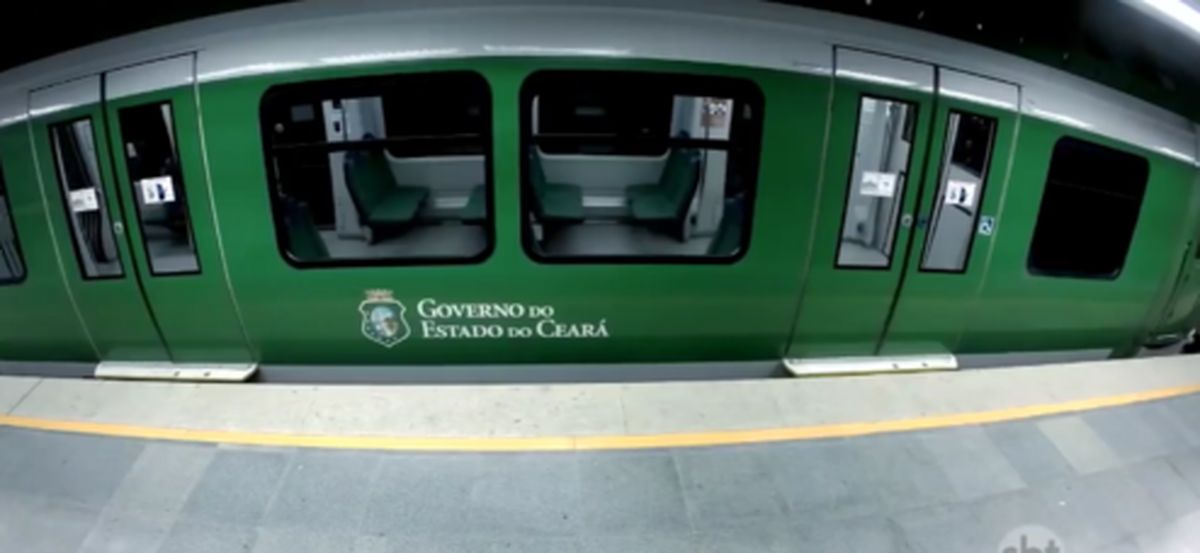 مسواک زدن مسافر روی سکوی مترو! +تصاویر