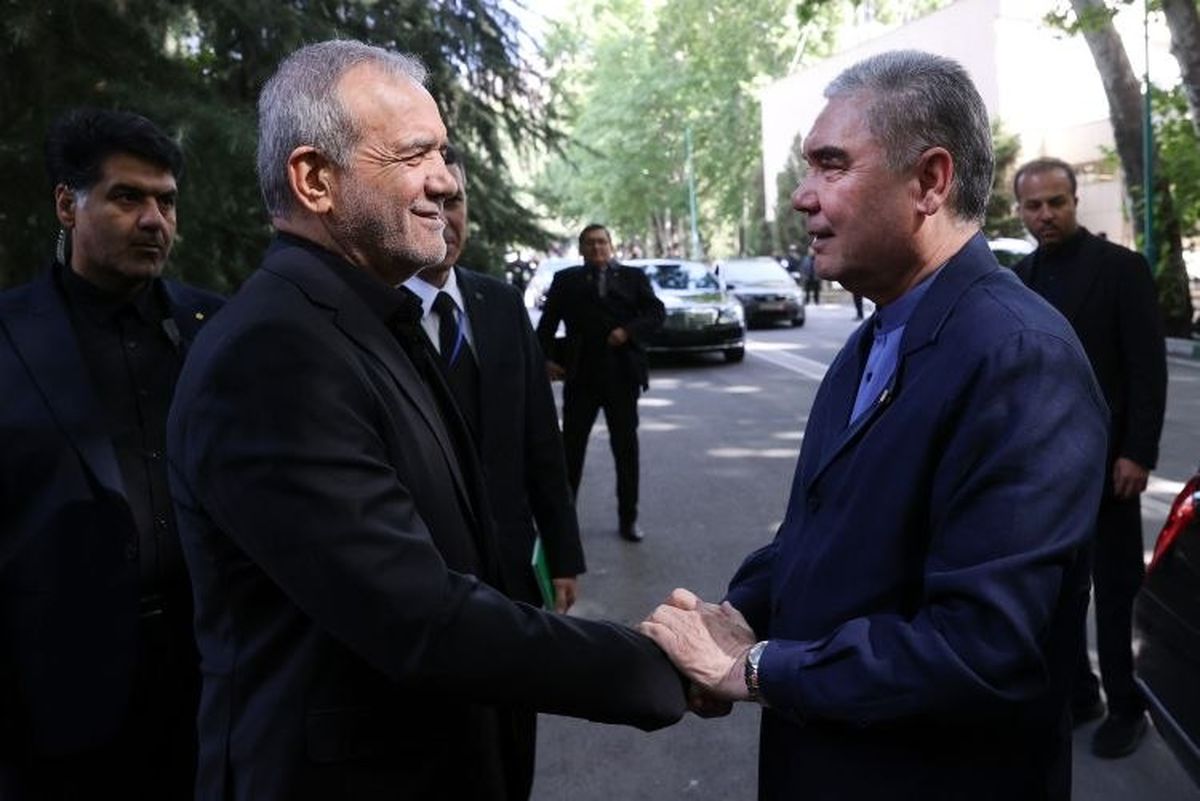 ادای احترام رهبر ملی مردم ترکمنستان به پیکر رهبر شهید انقلاب