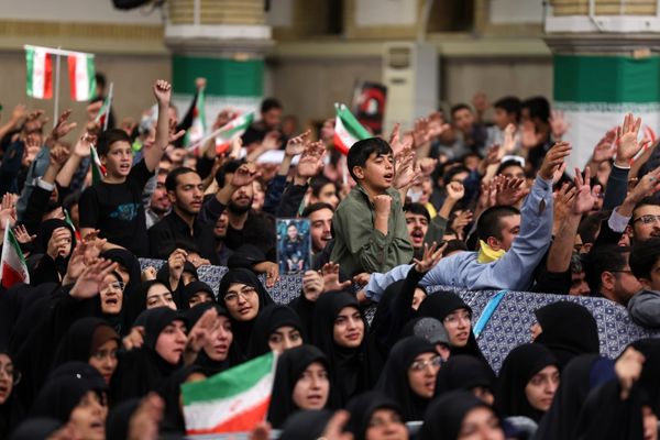توصیه رهبر انقلاب به جوانان/حرکت علمی باید شتاب بگیرد