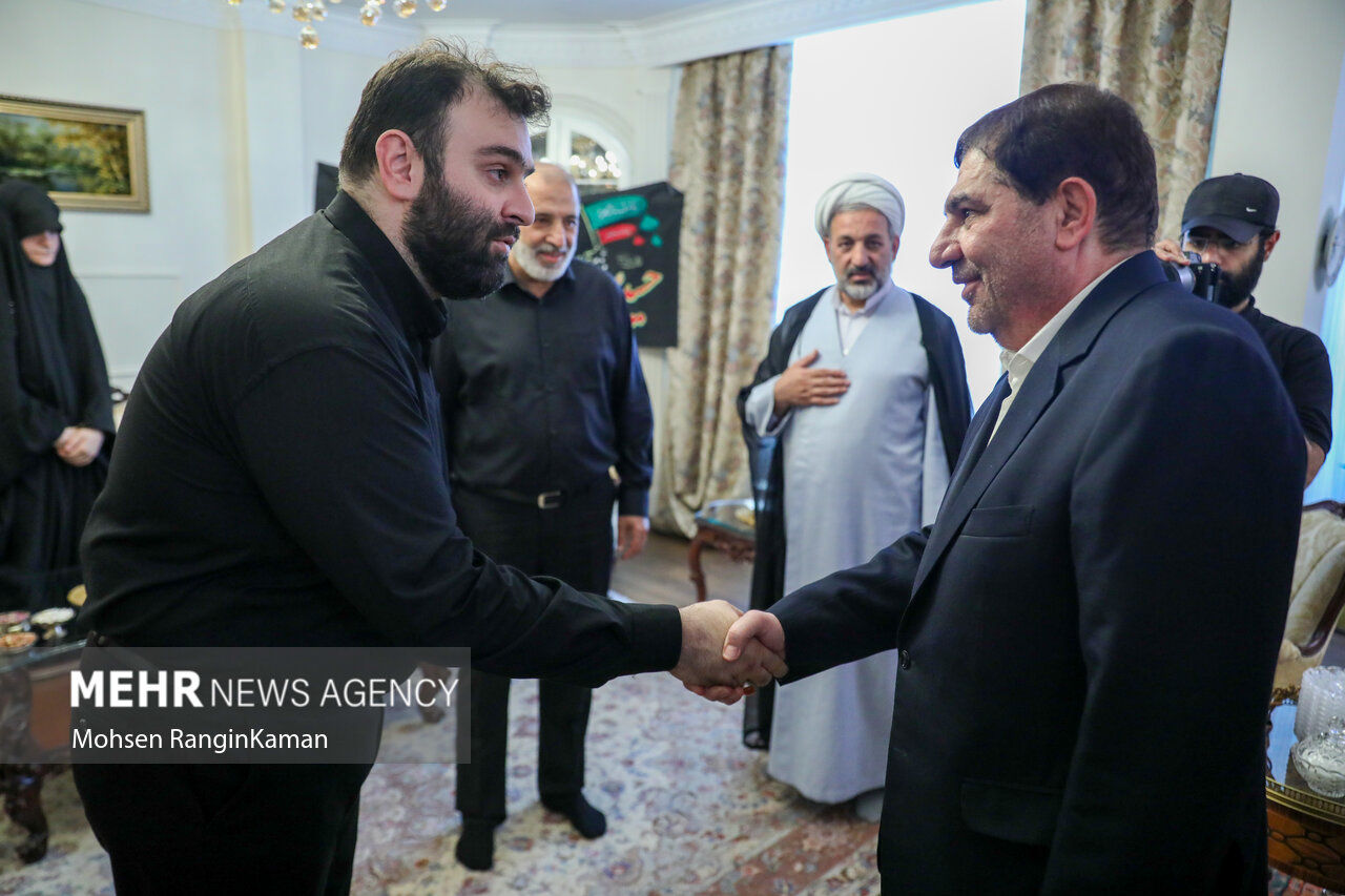 تصاویر: دیدار محمد مخبر با خانواده شهیدان شهریاری و ذوالفقاری