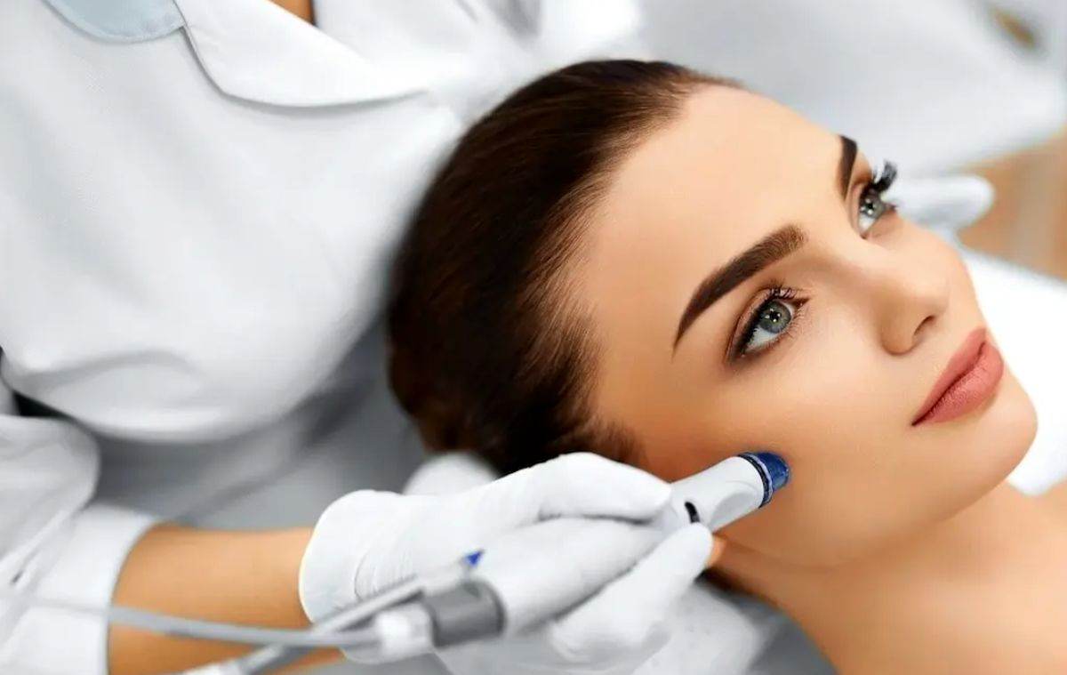 آشنایی با انواع خدمات کلینیک زیبایی دلوان (کاشت مو، کاشت ابرو، بلفاروپلاستی و ...)