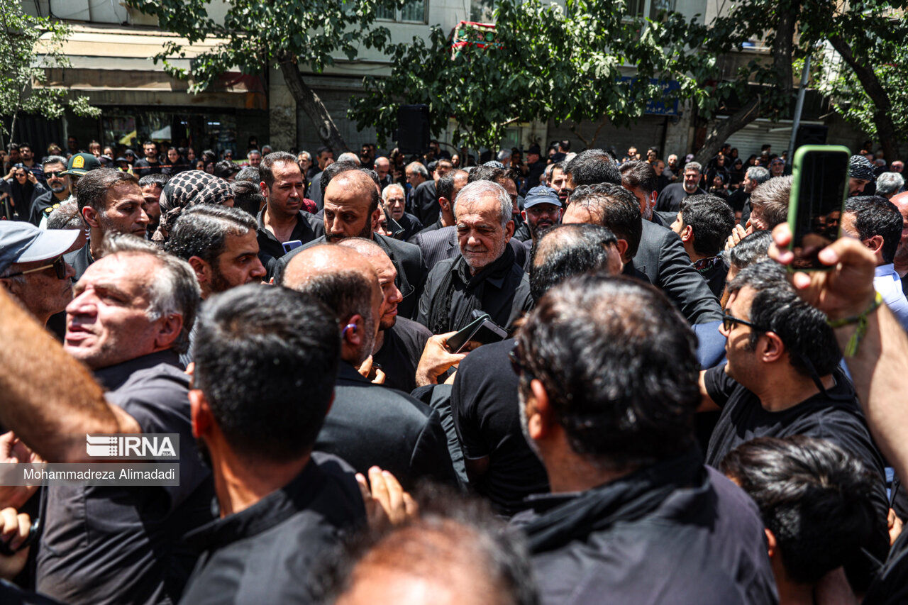 تصاویر: حضور رئیس جمهور منتخب در جمع عزاداران ظهر عاشورا