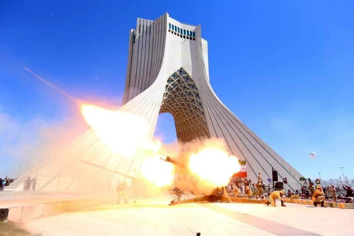 عکس: شلیک توپ در میدان آزادی تهران در لحظه تحویل سال