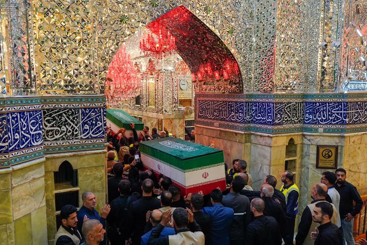 تصاویر اقامۀ نماز بر پیکر خانوادۀ رهبر شهید ایران در حرم امام حسین (ع)