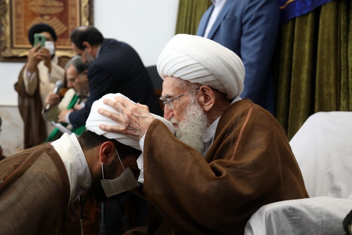 تصاویر: عمامه‌گذاری طلاب در دفتر آیت‌الله نوری همدانی