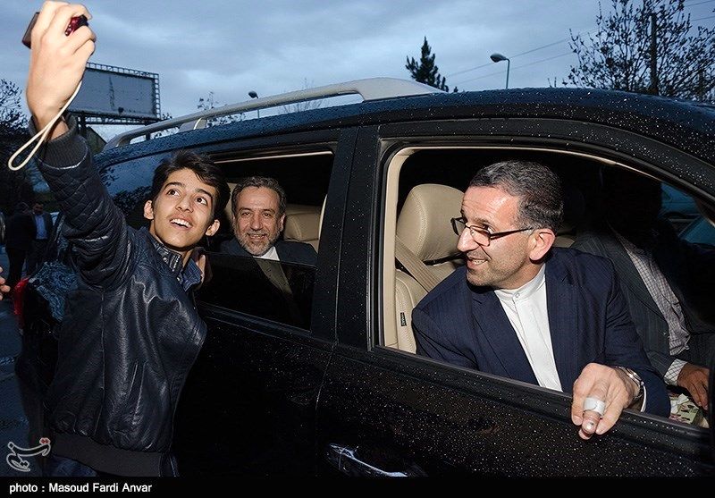 عکس: سلفی جالب با عراقچی