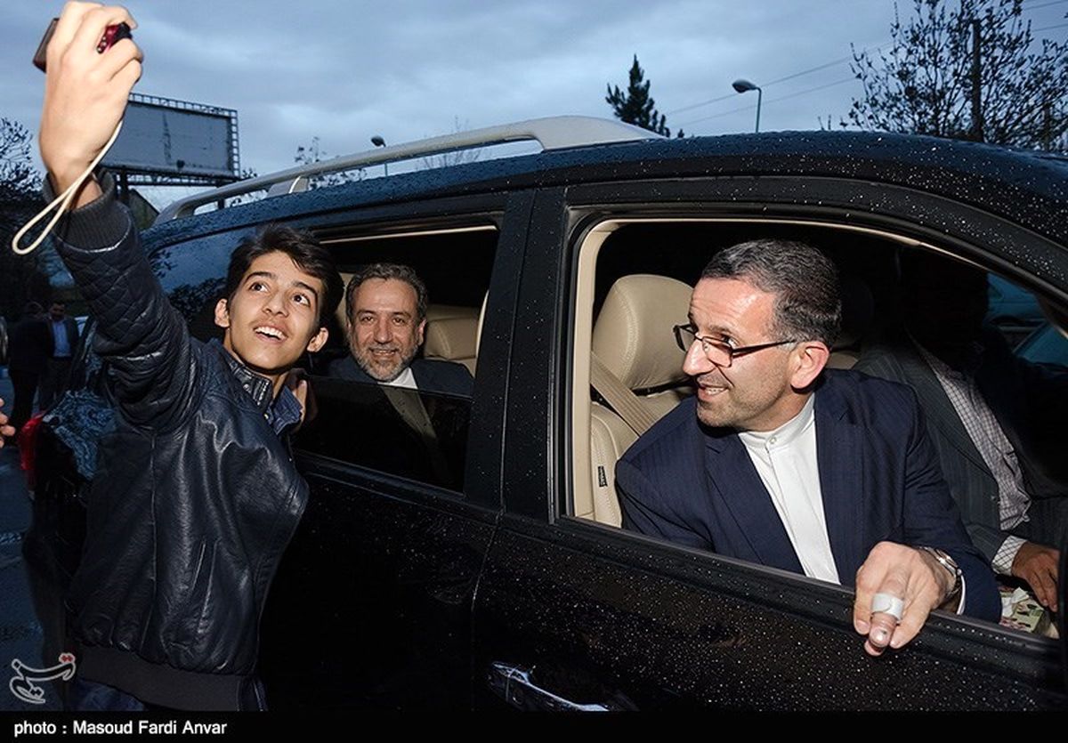 عکس: سلفی جالب با عراقچی