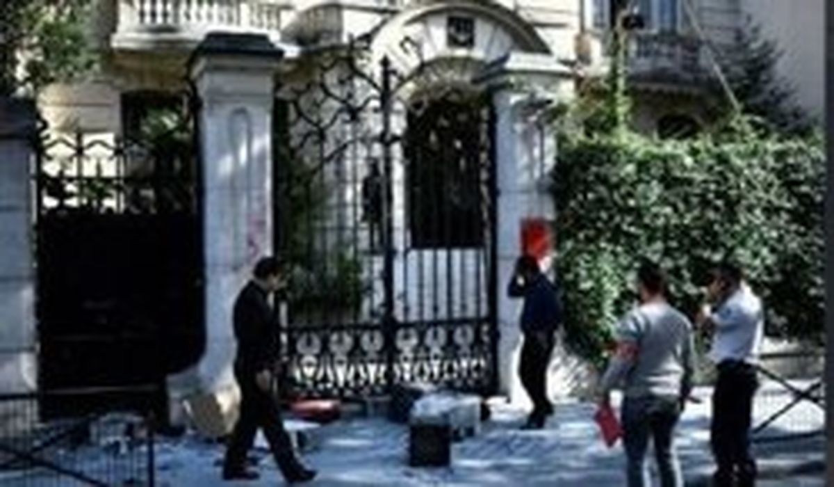 تعرض چند عضو گروهک کومله به سفارت ایران در پاریس