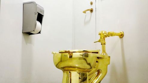 نصب توالت پرماجرای طلایی در کاخ بلنهایم +تصاویر