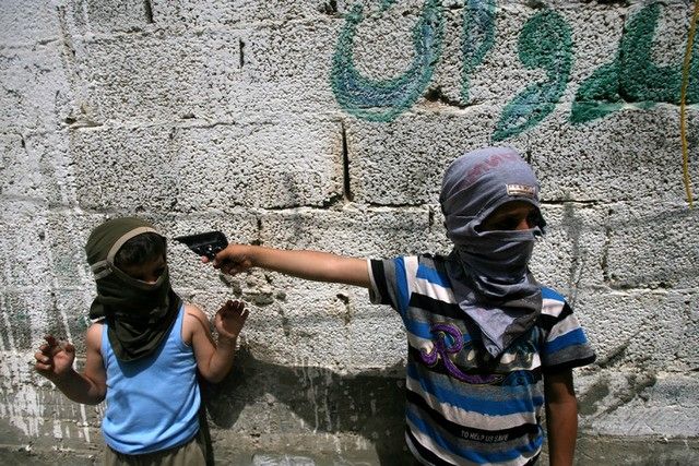 بازی پسر بچه های فلسطینی