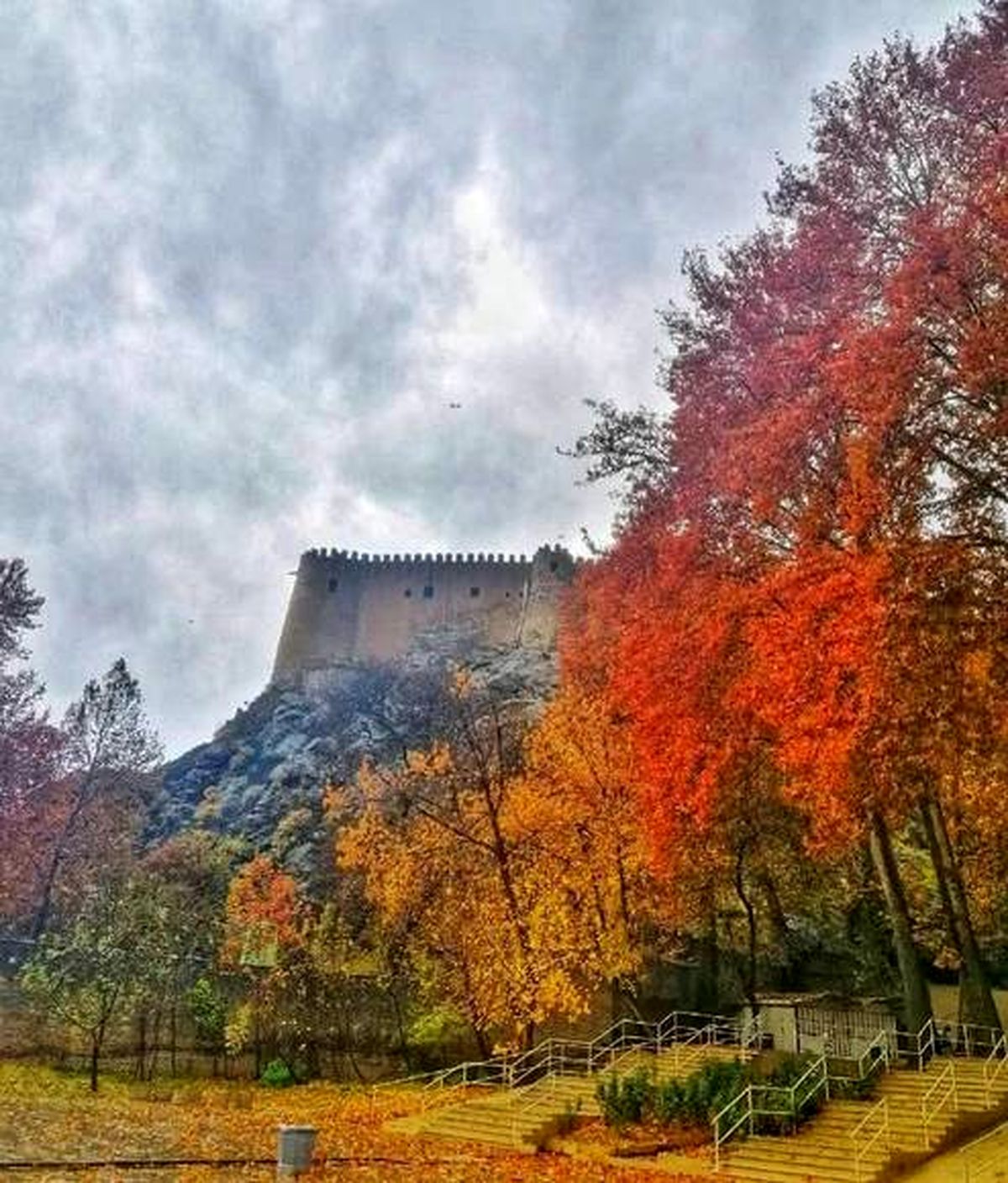 طبیعت زیبا و پاییزی قلعه فلک الافلاک خرم آباد +عکس