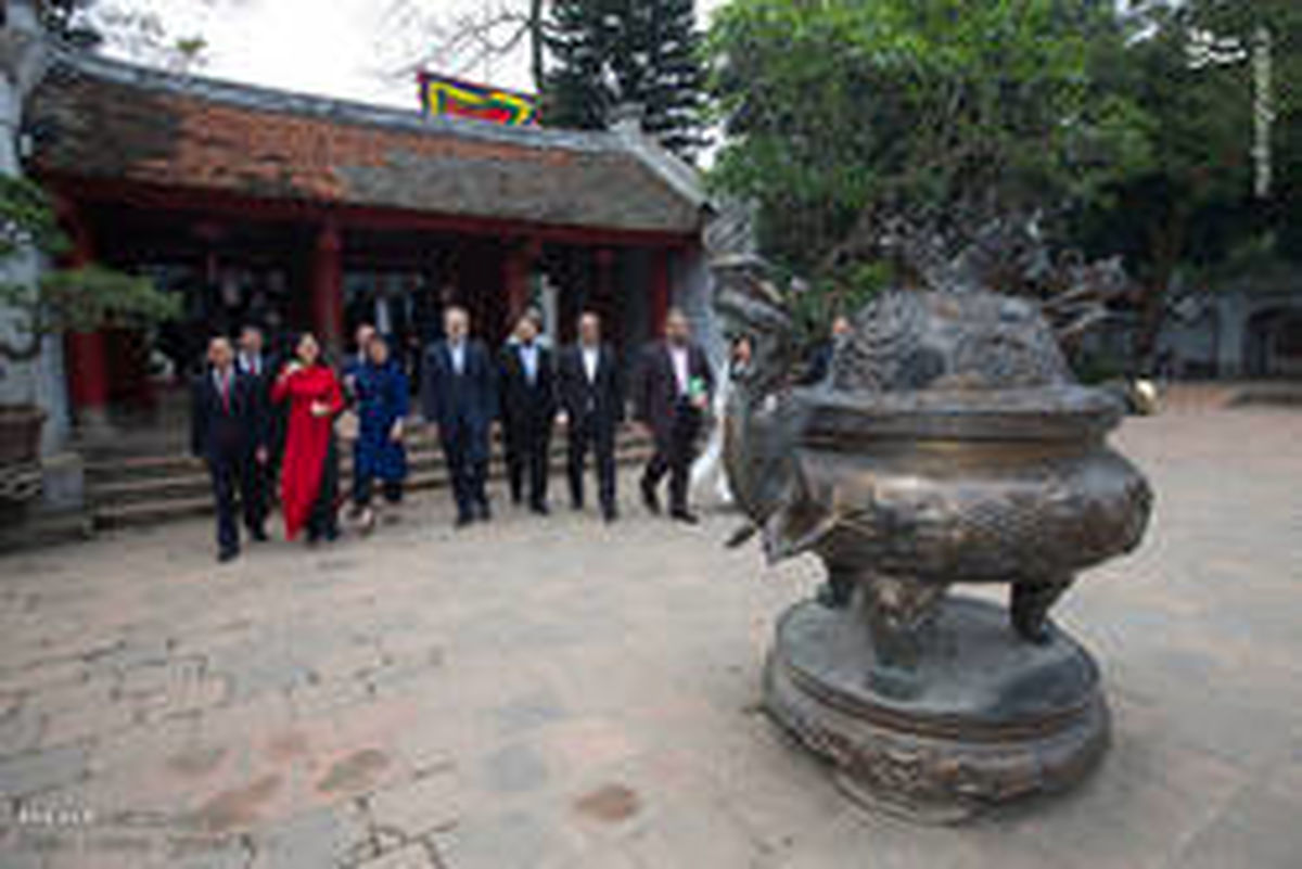 عکس: طبل‌زنی «لاریجانی» در یک معبد