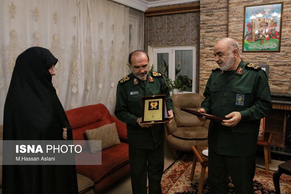 تصاویر: دیدار فرمانده کل سپاه با خانواده شهید سردار عطایی