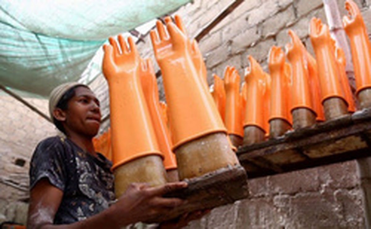 تصاویر:کارگاه زیرپلهای دستکشهای لاستیکی