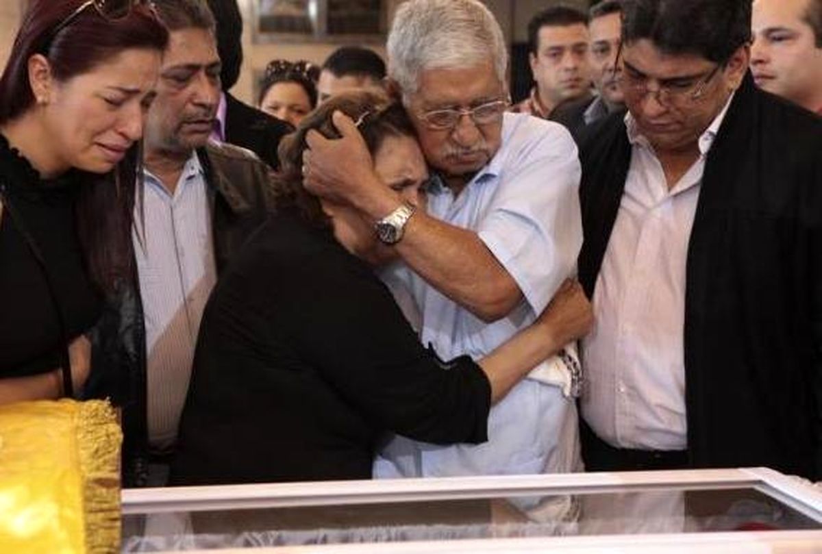 عکس/ والدین چاوز در کنار تابوت پسرشان