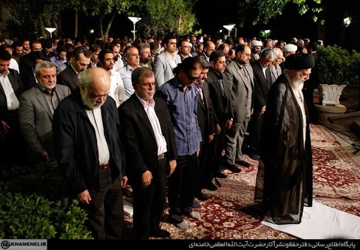 شبی‌که‌شاعران‌درمحضررهبری‌غوغاکردند/عکس