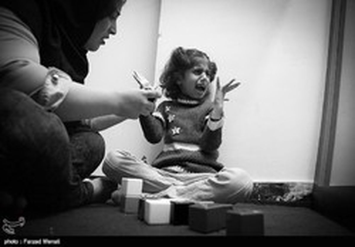 کودکی که «اوتیسم» را با بی‌پولی خانواده تجربه می‌کند