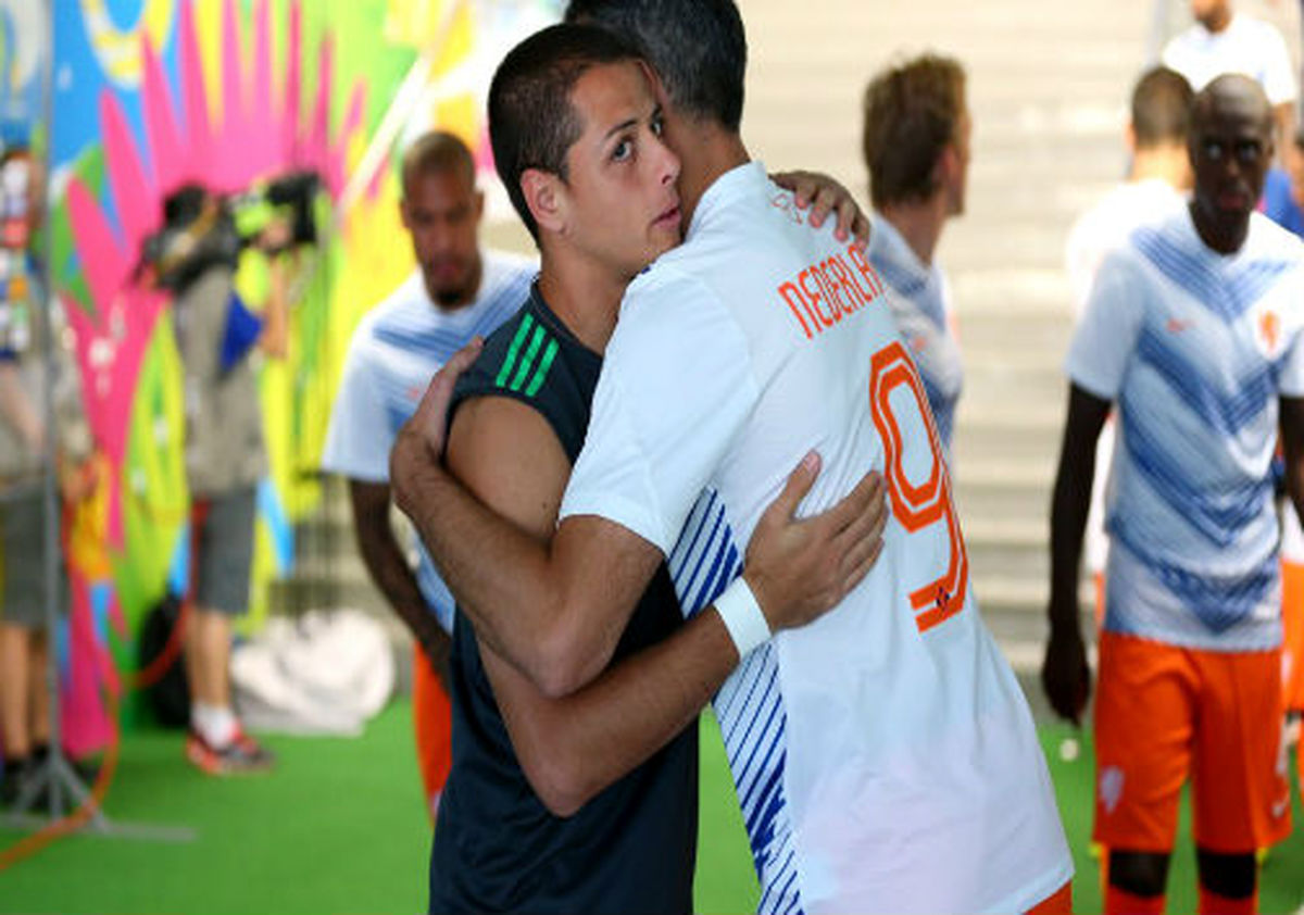 هرناندز در آغوش فان پرسی/عکس