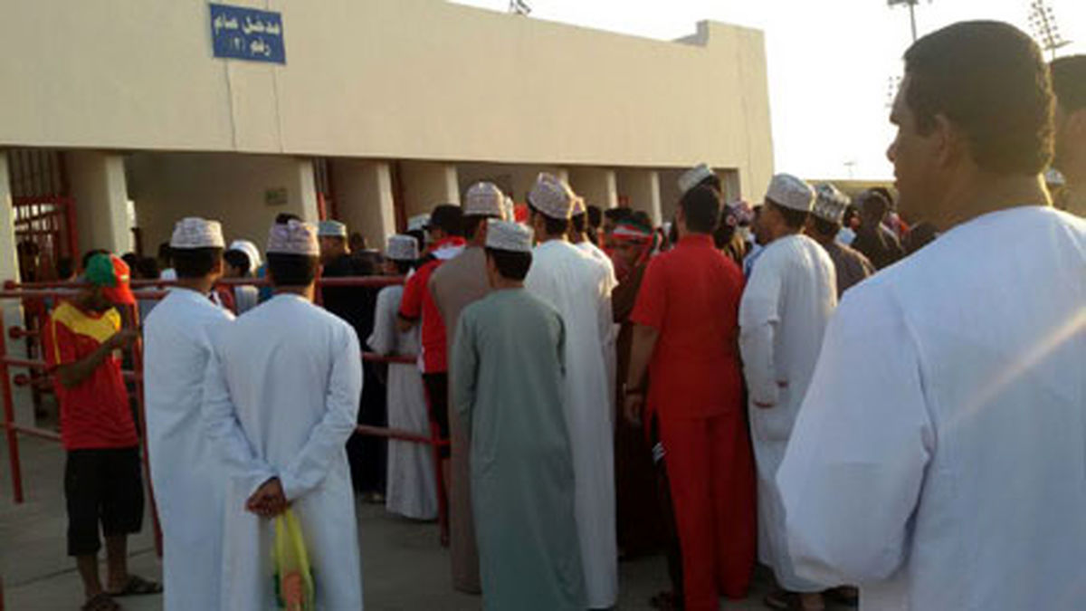 جنگ روانی عمانیها پیش از آغاز بازی +تصاویر