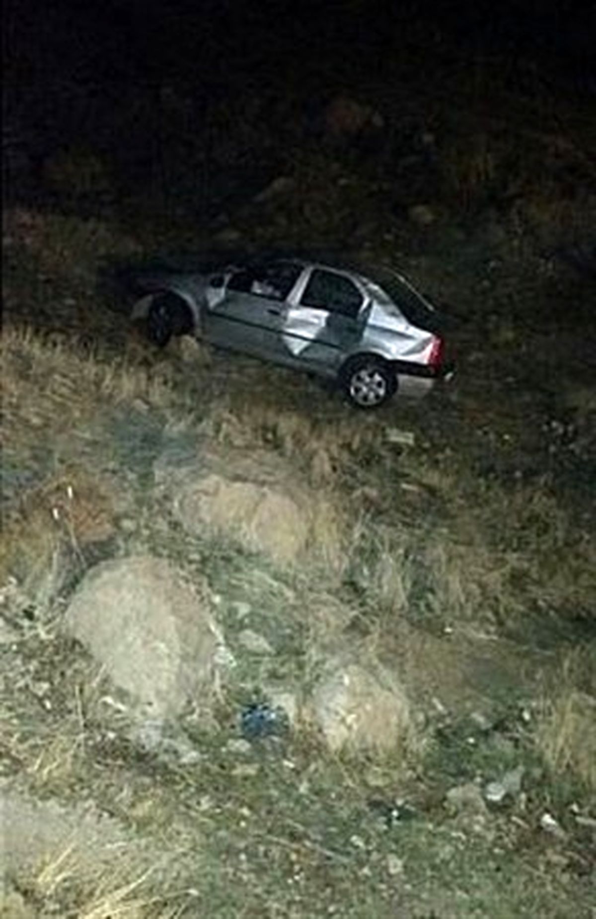 سقوط خودروی L۹۰ به در‌ه‌ در شرق تهران + تصاویر