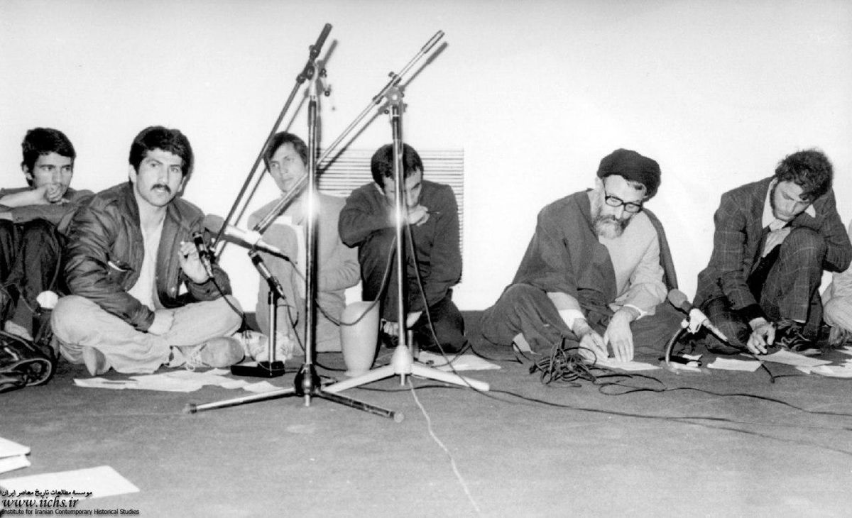 عکس: نشست متفاوت شهید بهشتی با خبرنگاران