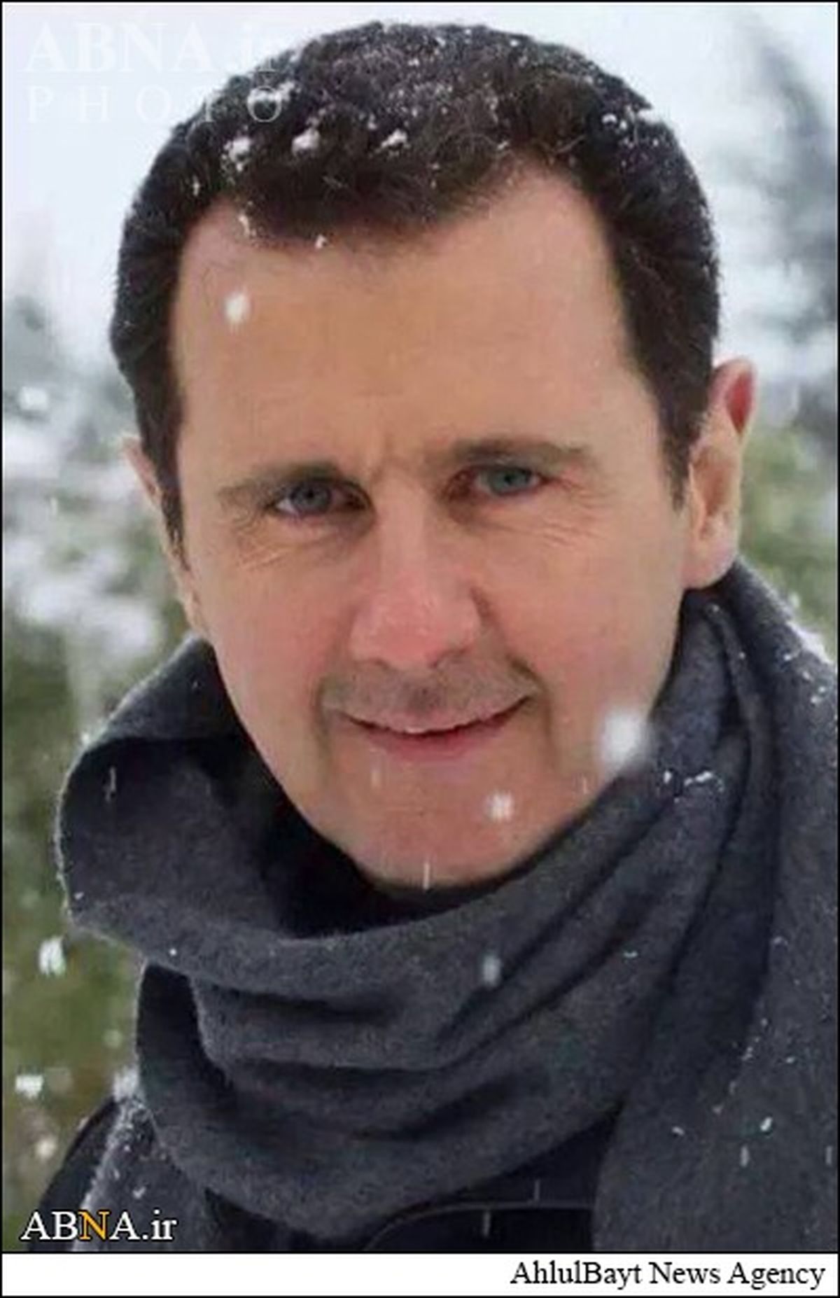 پیاده روی بشار اسد زیر بارش برف/عکس