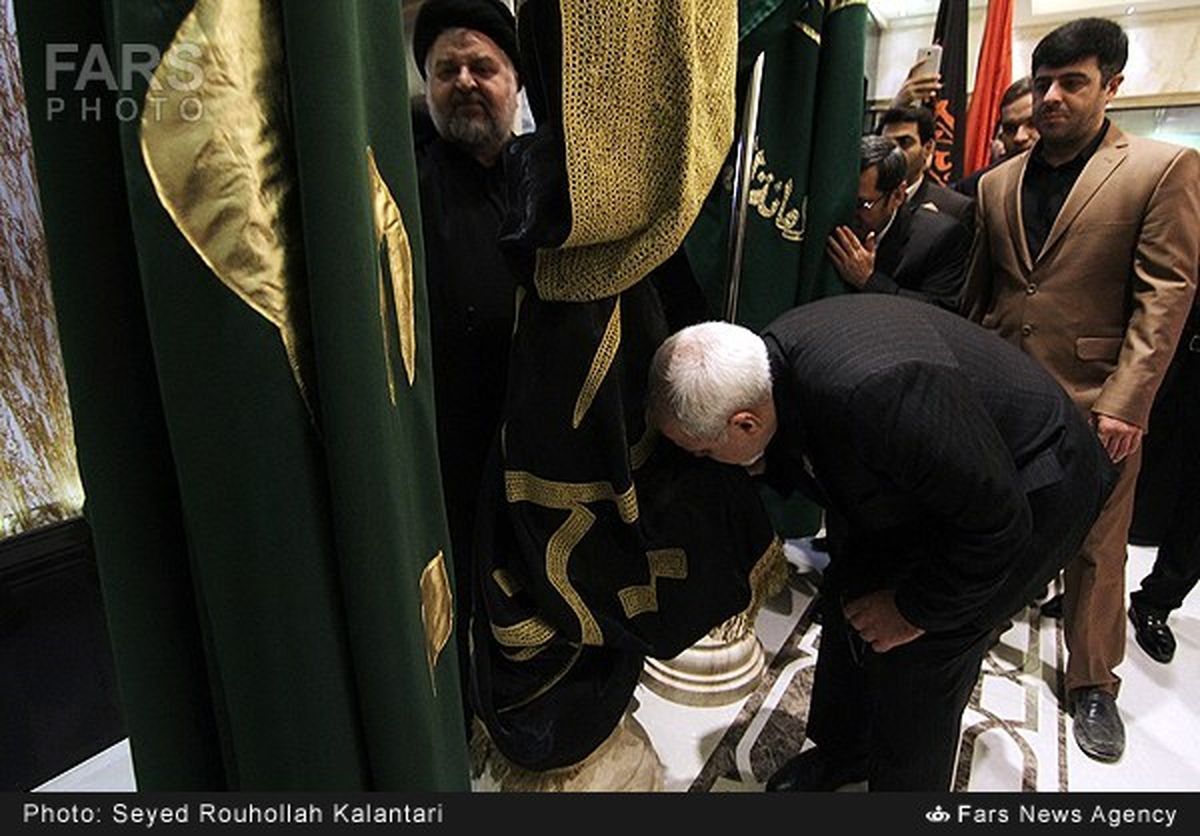 عکس/بوسه ظریف برپرچم حرم امام حسین