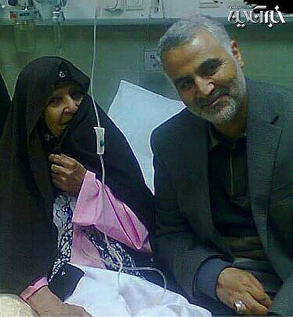 عکس:حاج قاسم در کنار مادر یک شهید
