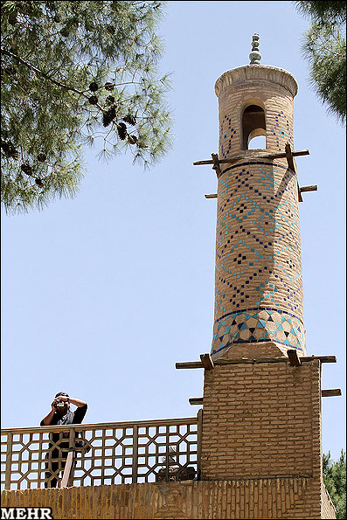 رانندهایکه"منارجنبان"راتکانمیدهد!/عکس