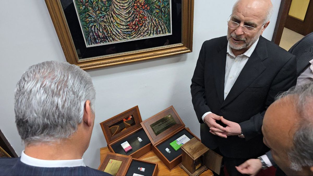  اهدای ۴ کیت دارویی هسته‌ای ایرانی به رئیس جمهور کوبا توسط قالیباف