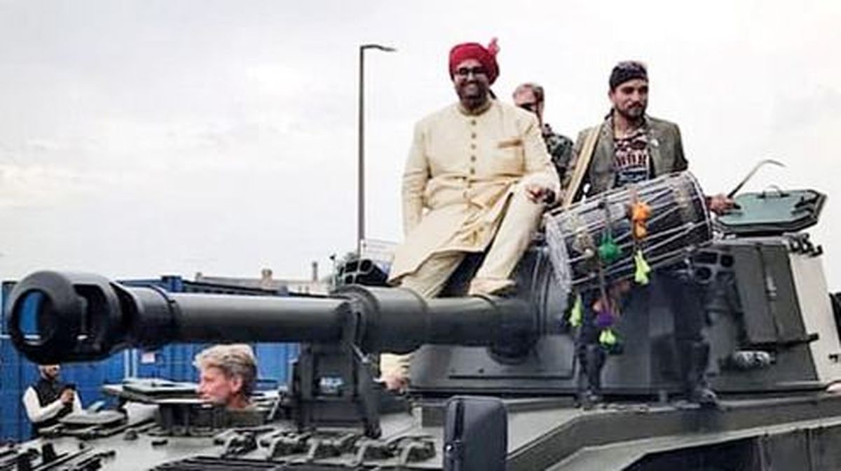 داماد پولدار با تانک سراغ عروس رفت!؟ +عکس