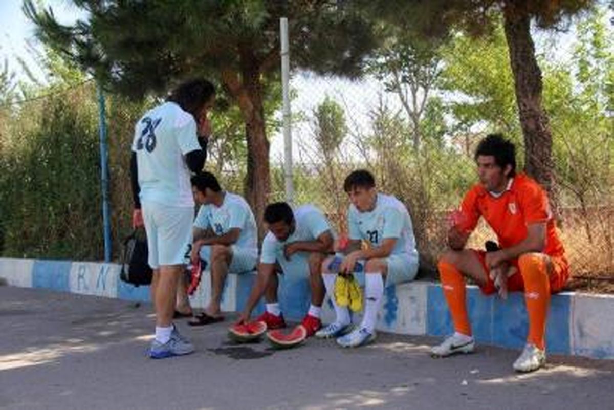 هندوانه خوری علی کریمی در تبریز/عکس