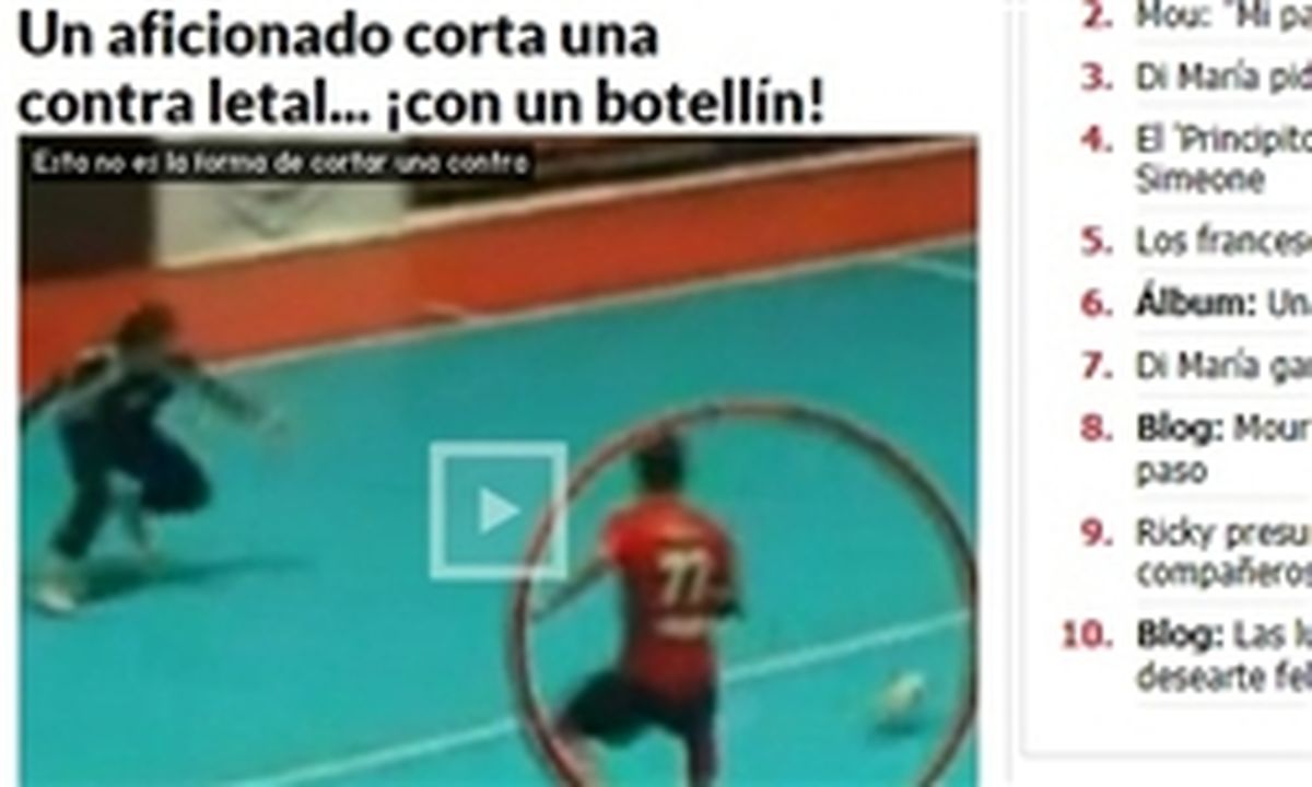 عکس/جهانی شدن پرتاب بطری در فوتسال ایران