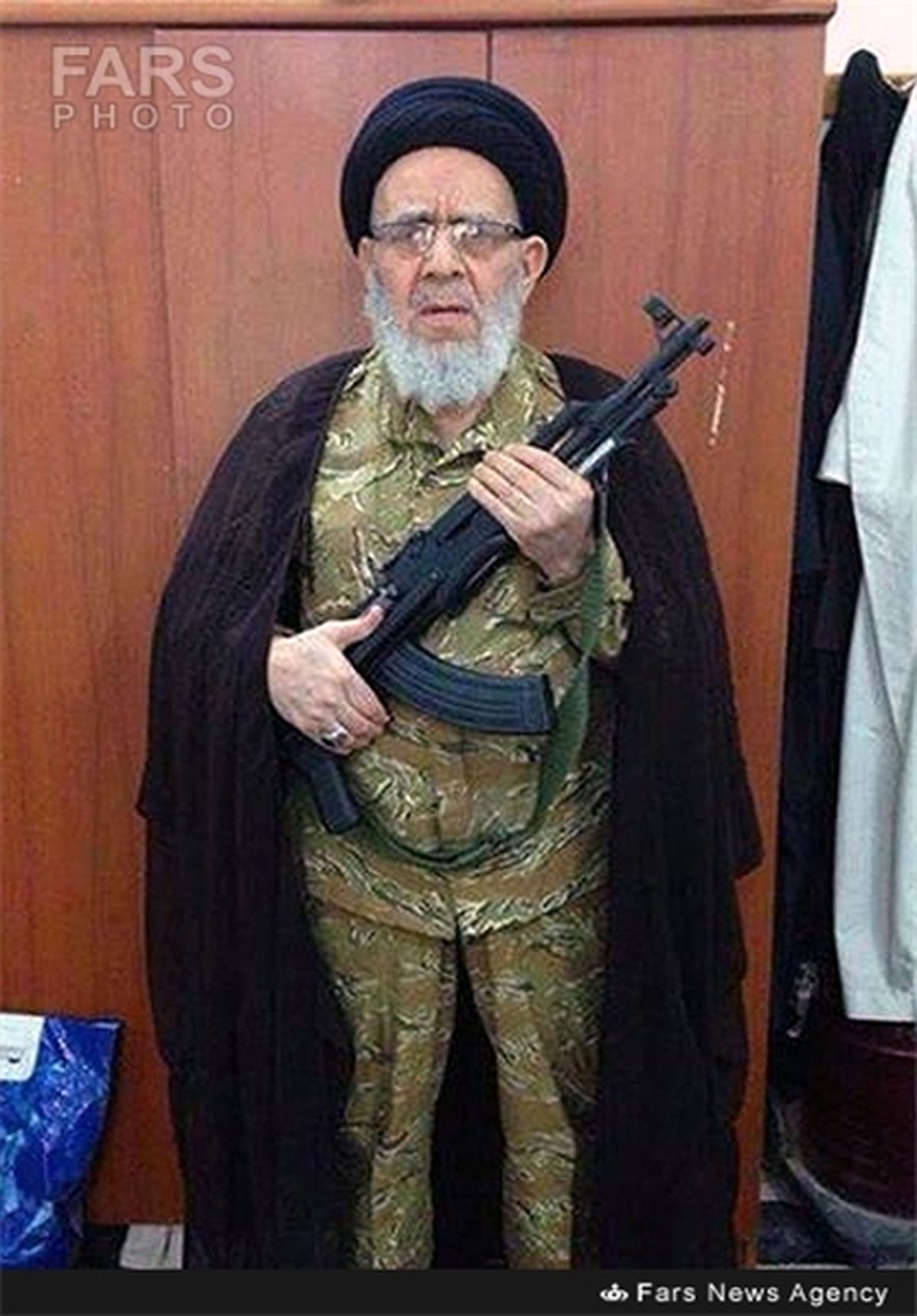 شیخ اسلحه به دست/عکس