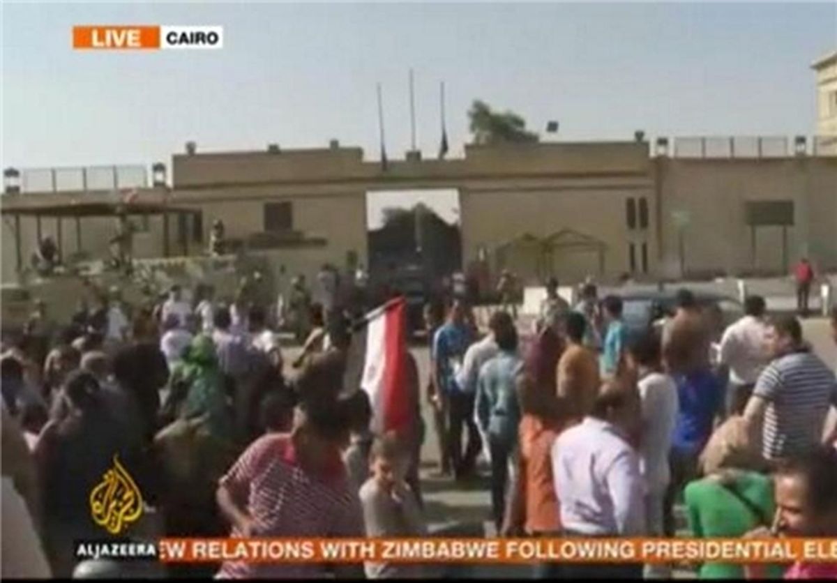 تجمع مردم مقابل زندان مبارک/عکس