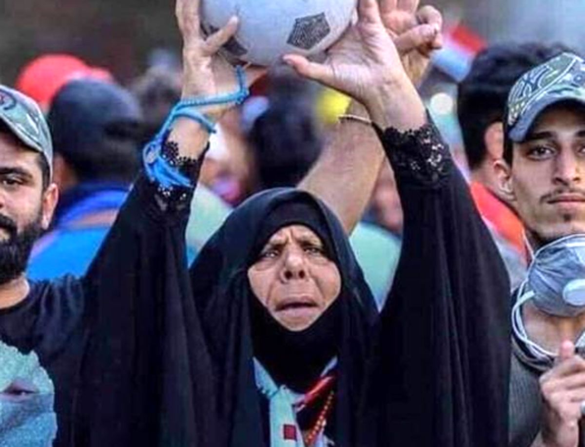 تصویری از زن معترض عراقی که به خاطر برد عراق مقابل ایران، جهانی شد!
