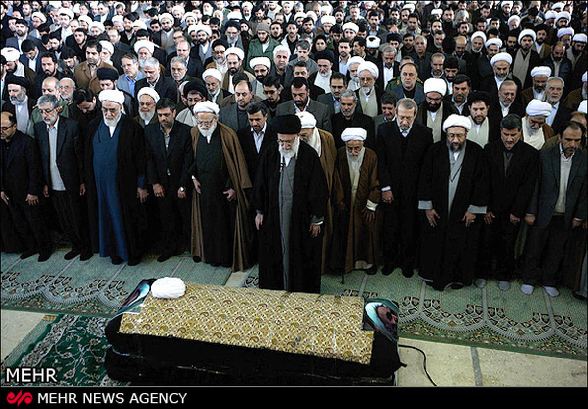 تصاویر/اقامه‌‌نماز‌رهبرانقلاب‌برپیکرآیت‌الله‌خوشوقت