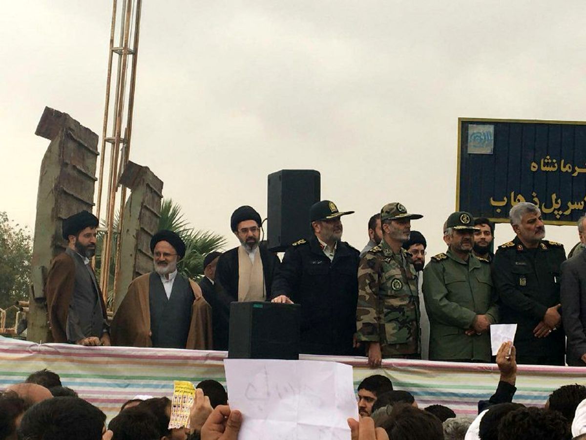 عکس: فرزندان رهبری درحاشیه بازدیدازمناطق زلزلهزده