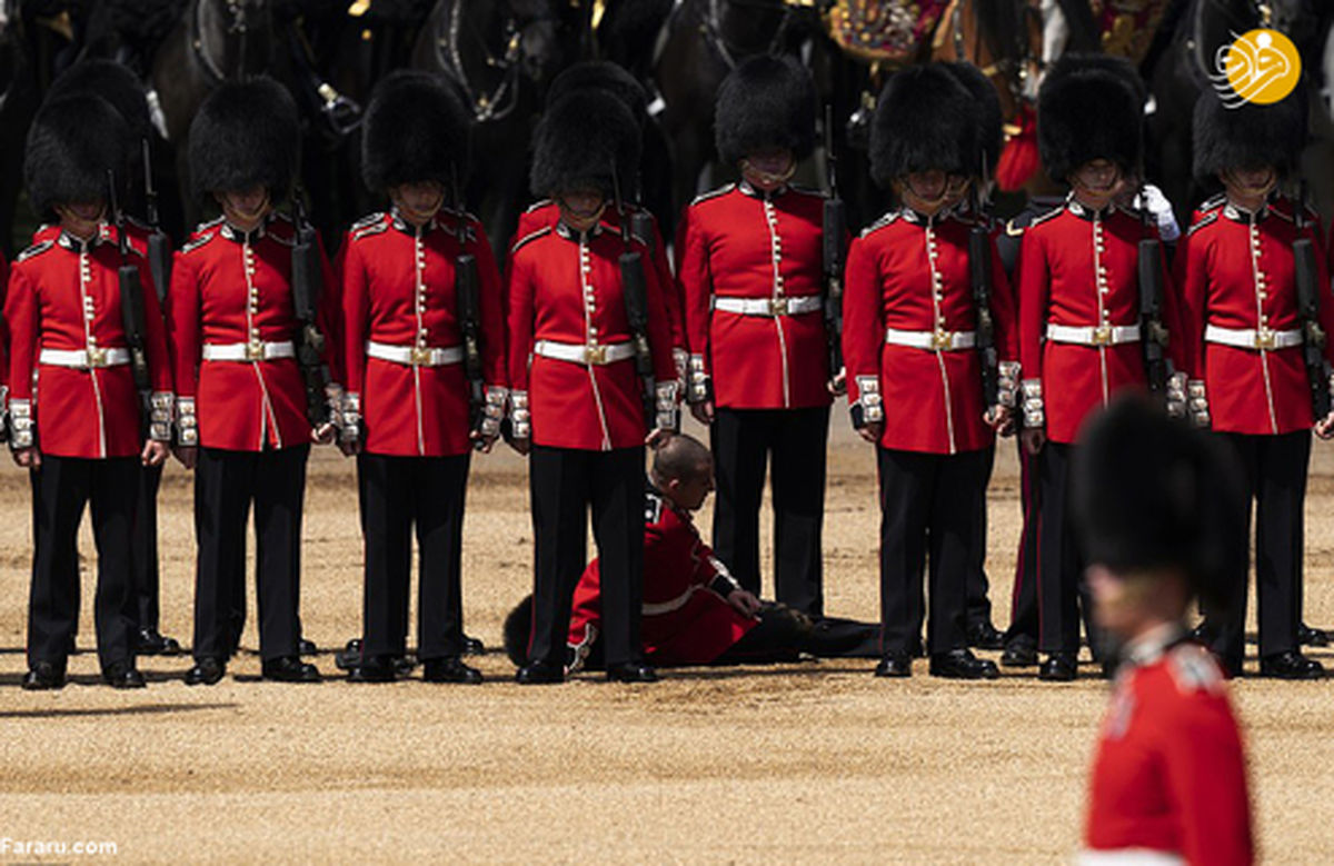تصاویر: غش کردن دو سرباز گارد ملکه انگلیس