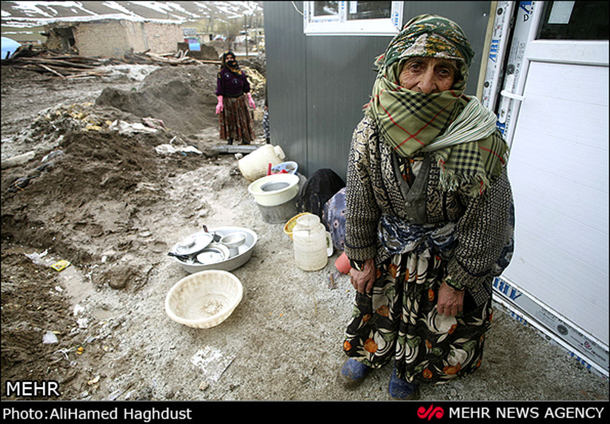 تصاویر/ سرما و گل و لای در مناطق زلزله زده