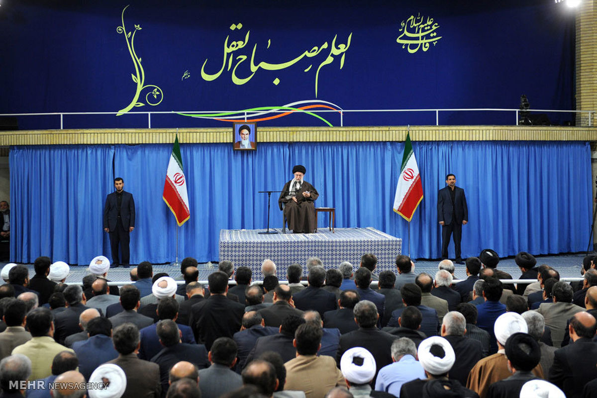 گزارش تصویری 20 آبان: از طوفان در کیش تا بوسه بازیگر سرشناس بر پیشانی شهید مدافع حرم