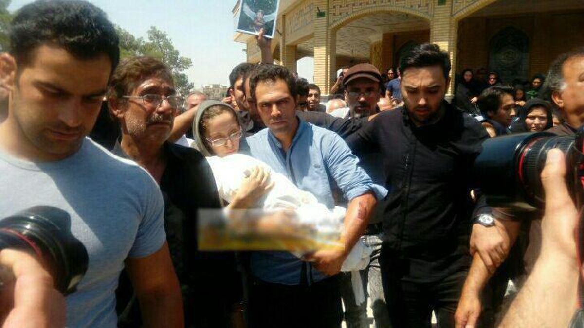 عکس: بوسه مادر بنیتا بر پیکر فرزندش